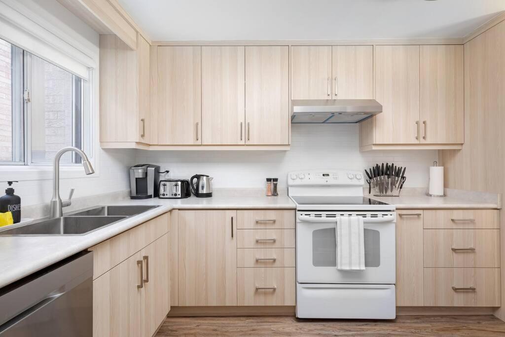 Charming 4 Bed With 2parking * Toronto